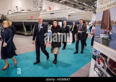 Londres, Royaume-Uni. 11 janvier 2017. Son Altesse Royale la Princesse Royale, la Princesse Anne, et son mari, Vic Tim Lawrence, tour de l'amiral le London Boat Show 2017 à l'Excel Centre. 11 Jan 2017 © Guy Bell/Alamy Live News Banque D'Images