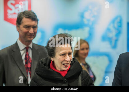 Londres, Royaume-Uni. 11 janvier 2017. Voile en Ecosse - S.A.R. la Princesse Royale, la Princesse Anne, et son mari, Vic Tim Lawrence, tour de l'amiral le London Boat Show 2017 à l'Excel Centre. Londres 11 Jan 2017 © Guy Bell/Alamy Live News Banque D'Images