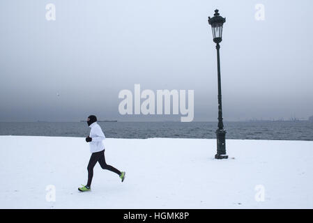 Thessalonique, Grèce. Jan 11, 2017. Un homme marcher sur le front du nord de la ville grecque de Thessalonique. Les derniers jours, la Grèce a été frappé par une vague de mauvais temps, que la neige continue de causer des problèmes dans le nord de la Grèce et de nombreuses îles grecques. © Giannis Papanikos/ZUMA/Alamy Fil Live News Banque D'Images