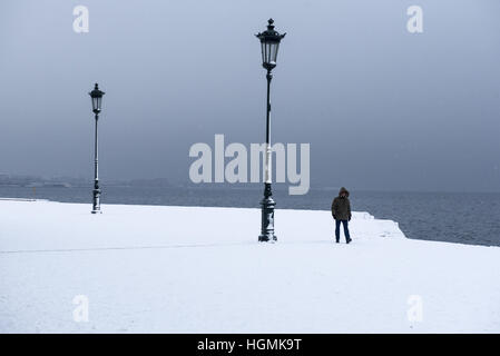 Thessalonique, Grèce. Jan 11, 2017. Un homme marche sur le front du nord de la ville grecque de Thessalonique. Les derniers jours, la Grèce a été frappé par une vague de mauvais temps, que la neige continue de causer des problèmes dans le nord de la Grèce et de nombreuses îles grecques. © Giannis Papanikos/ZUMA/Alamy Fil Live News Banque D'Images