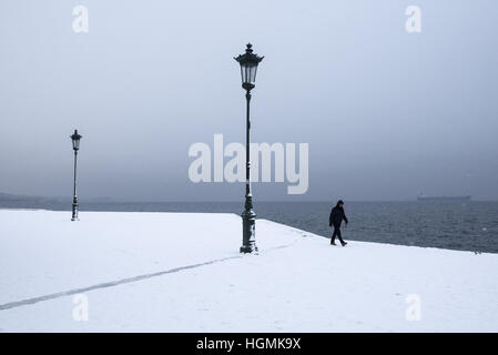 Thessalonique, Grèce. Jan 11, 2017. Un homme marche sur le front du nord de la ville grecque de Thessalonique. Les derniers jours, la Grèce a été frappé par une vague de mauvais temps, que la neige continue de causer des problèmes dans le nord de la Grèce et de nombreuses îles grecques. © Giannis Papanikos/ZUMA/Alamy Fil Live News Banque D'Images