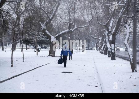 Thessalonique, Grèce. Jan 11, 2017. Les gens marchent à l'intérieur d'un parc au nord de la ville grecque de Thessalonique. Les derniers jours, la Grèce a été frappé par une vague de mauvais temps, que la neige continue de causer des problèmes dans le nord de la Grèce et de nombreuses îles grecques. © Giannis Papanikos/ZUMA/Alamy Fil Live News Banque D'Images