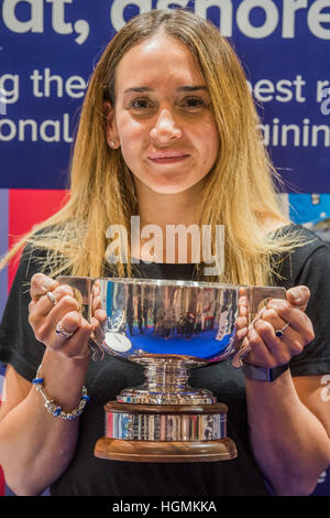 Londres, Royaume-Uni. 11 janvier 2017. La princesse Anne sur le stand de RYA Yachtmaster pour donner le prix de l'année à Zara Roberts, âgé de 30 ans (photo) - S.A.R. la Princesse Royale, la Princesse Anne, et son mari, le Vice-amiral Tim Laurence, visite du London Boat Show 2017 à l'Excel Centre. Crédit : Guy Bell/Alamy Live News Banque D'Images