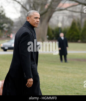 Washington, DC. 10 janvier, 2017. Le président des États-Unis Barack Obama marche sur la pelouse Sud vers une marine de quitter la Maison Blanche, le 10 janvier 2017 à Washington, DC. Le Président se rend à Chicago pour livrer son discours d'adieu au peuple américain. -Pas de service de fil- Photo : Olivier Douliery/Piscine via CNP/dpa/Alamy Live News Banque D'Images