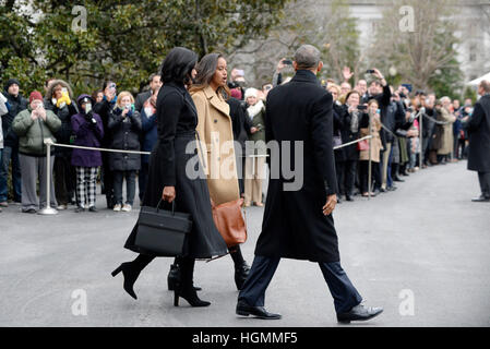 Washington, DC. 10 janvier, 2017. Le président des États-Unis Barack Obama avec la Première Dame Michelle Obama et sa fille Malia à pied sur la pelouse Sud vers une marine de quitter la Maison Blanche, le 10 janvier 2017 à Washington, DC. Le Président se rend à Chicago pour livrer son discours d'adieu au peuple américain. - Pas de service de fil - Photo : Olivier Douliery/Piscine via CNP/dpa/Alamy Live News Banque D'Images