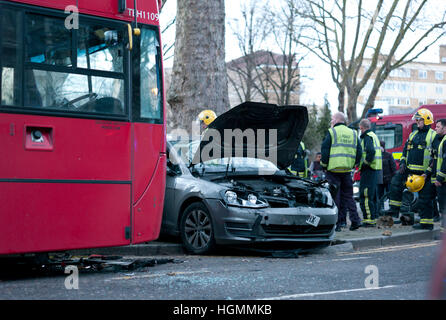 Londres, Royaume-Uni. Jan 11, 2017. Accident de la circulation impliquant un bus et une voiture à côté de passanger Kilburn Park Station à Kilburn. © Sergej Radovic/Alamy Live News Banque D'Images