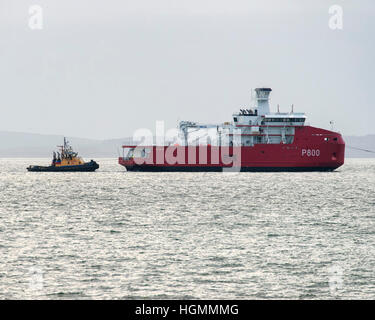 Tout nouveau brise-glace polaire français & logistique Navire L'Astrolabe en remorque dans le Solent sur son chemin de la Pologne vers la Bretagne Banque D'Images