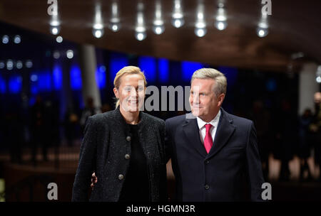 Hambourg, Allemagne. Jan 11, 2017. L'ancien président fédéral allemand Christian Wulff (R) et son épouse Bettina arrivent pour l'inauguration de l'Elbphilharmonie à Hambourg, Allemagne, 11 janvier 2017. La salle de concert sera ouvert avec un concert et une cérémonie officielle. Photo : Daniel Reinhardt/dpa/Alamy Live News Banque D'Images