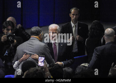 10 janvier 2017 - Chicago, Illinois, USA - Le président américain Barack Obama a prononcé un discours d'adieu au McCormick Place à Chicago le 10 janvier 2017. C'est l'endroit même où il a donné son discours d'acceptation de l'élection de 2012. Obama a demandé à l'audience pour s'exprimer et de prendre part dans le système politique pour le changement. Le président est devenu émotif lorsqu'il parlait de combien sa famille signifie pour lui...Des milliers de personnes ont rempli la salle. Billets gratuits ont été distribués le samedi. quand les gens attendaient en longues lignes par temps de gel au petit matin pour avoir une chance de voir le président en pe Banque D'Images