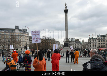 Londres, Royaume-Uni. 11 janvier 2017. La campagne de Guantanamo Londres détient la veillée à Trafalgar Square sur la 15e anniversaire de l'ouverture d'un camp de prisonniers de l'armée américaine à Guantanamo Bay. Les militants marquer la journée avec "Clown ad protestent et exigé la fermeture finale de la "guerre contre le terrorisme"" associé à des violations des droits de l'homme. Environ 50 détenus sont encore conservés dans le camp de Guantanamo Bay. Wiktor Szymanowicz/Alamy Live News Banque D'Images