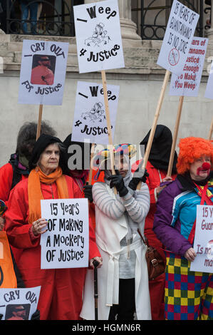 Londres, Royaume-Uni. 11 janvier 2017. La campagne de Guantanamo Londres détient la veillée à Trafalgar Square sur la 15e anniversaire de l'ouverture d'un camp de prisonniers de l'armée américaine à Guantanamo Bay. Les militants marquer la journée avec "Clown ad protestent et exigé la fermeture finale de la "guerre contre le terrorisme"" associé à des violations des droits de l'homme. Environ 50 détenus sont encore conservés dans le camp de Guantanamo Bay. Wiktor Szymanowicz/Alamy Live News Banque D'Images