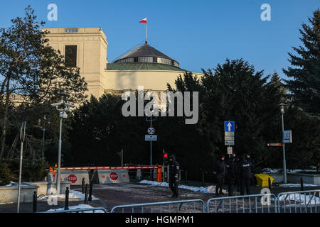 Varsovie, Pologne 11, janv. 2017 clôturé et gardé par des forces de police forte du Parlement polonais est vu. Comité pour la défense de la démocratie (KOD) manifestation devant le Parlement polonais (Sejm). La demande des manifestants à l'égard de la législation polonaise par les pi parti au Parlement européen et les membres de gouvernement au cours de la loi budgétaire. Credit : Michal Fludra/Alamy Live News Banque D'Images