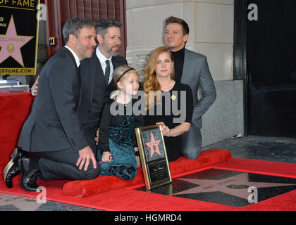 Los Angeles, USA. Jan 11, 2017. Amy Adams, mari Darren Le Gallo & fille Aviana Olea Le Gallo avec le réalisateur Denis Villeneuve & acteur Jeremy Renner à Hollywood Walk of Fame Star Cérémonie à l'actrice Amy Adams. Crédit : Sarah Stewart/Alamy Live News Banque D'Images