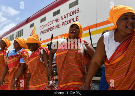 Mombasa, Kenya, 12 janvier, 2017. Les Kenyans chantent et dansent à côté de l'un de la première série de locomotives de chemin de fer standard routier Mombasa-Nairobi à Mombasa, Kenya, le 11 janvier 2017. Le Kenya a reçu six locomotives de la Chine, qui se déroulera sur une Chine-financé de fer standard (SGR) en raison de commencer l'essai en juin, à Mombasa, au Kenya. Source : Xinhua/Alamy Live News Banque D'Images