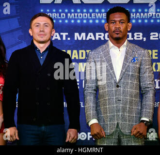 Los Angeles CA. Jan 11, 2017. (L-R) Champion du Monde Poids moyens unifiée "GGG" Glolovkin Gennady visages avec champion poids moyens WBA et Daniel Challenger obligatoire "l'homme Miracle'Jacobs au cours d'une conférence de presse LA mercredi. Les deux vont se battre au Madison Square Garden de New York le Samedi, Mars 18, 2017 sur HBO PPV. Credit : Gene Blevins/ZUMA/Alamy Fil Live News Banque D'Images