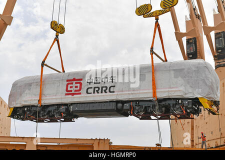 Mombasa, Kenya, 12 janvier, 2017. Décharger les travailleurs le premier lot de locomotives de chemin de fer standard routier Mombasa-Nairobi à partir d'un navire de marchandises d'. Le Kenya a reçu six locomotives de la Chine, qui se déroulera sur une Chine-financé de fer standard (SGR) en raison de commencer l'essai en juin, à Mombasa, au Kenya. Source : Xinhua/Alamy Live News Banque D'Images