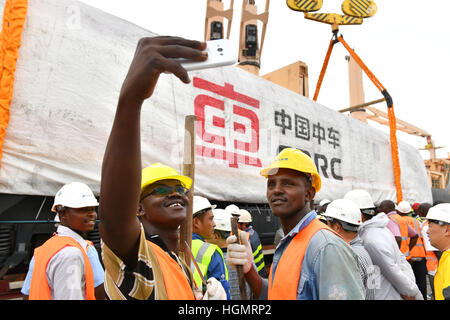 Mombasa, Kenya, 12 janvier, 2017. Les travailleurs kenyans selfies prendre pendant le déchargement du premier lot de locomotives de chemin de fer standard routier Mombasa-Nairobi à Mombasa, Kenya, le 9 janvier 2017. Le Kenya a reçu six locomotives de la Chine, qui se déroulera sur une Chine-financé de fer standard (SGR) en raison de commencer l'essai en juin, à Mombasa, au Kenya. Source : Xinhua/Alamy Live News Banque D'Images