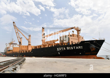 Mombasa, Kenya, 12 janvier, 2017. Décharger les travailleurs le premier lot de locomotives de chemin de fer standard routier Mombasa-Nairobi à partir d'un navire de marchandises d'. Le Kenya a reçu six locomotives de la Chine, qui se déroulera sur une Chine-financé de fer standard (SGR) en raison de commencer l'essai en juin, à Mombasa, au Kenya. Source : Xinhua/Alamy Live News Banque D'Images