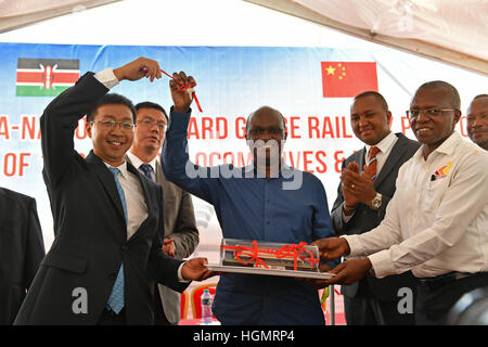 Mombasa, Kenya, 12 janvier, 2017. Ministre Kenyan pour le transport et l'Infrastructure James Macharia (C) et le directeur général de la Kenya Railways Corporation Atanas Maina (R) avant d'assister à la réception officielle du premier lot de locomotives de chemin de fer standard routier Mombasa-Nairobi à Mombasa, Kenya, le 11 janvier 2017. Le Kenya a reçu six locomotives de la Chine, qui se déroulera sur une Chine-financé de fer standard (SGR) en raison de commencer l'essai en juin, à Mombasa, au Kenya. Source : Xinhua/Alamy Live News Banque D'Images