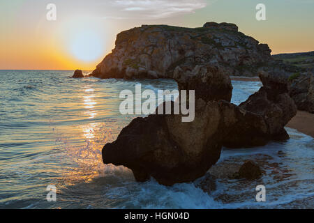 Soleil se lève sur la mer d'Azov généraux sur plage. Karalar parc paysage régional en Crimée. Banque D'Images