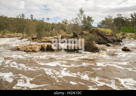 Whitewater Rapids Bell, roche de granit et une campagne luxuriante le long de la Swan River sur un jour nuageux dans Brigadoon, ouest de l'Australie. Banque D'Images