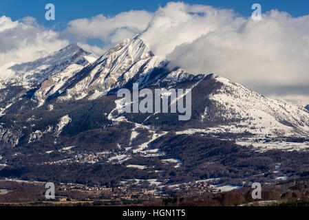 Petite et Grande Autane pics de montagne couverte de neige en hiver. Saint Leger les Melezes, Champsaur, Hautes Alpes, Alpes du Sud, France Banque D'Images