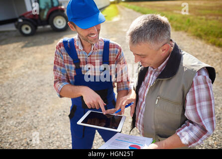 High angle view sur les agriculteurs modernes with digital tablet Banque D'Images