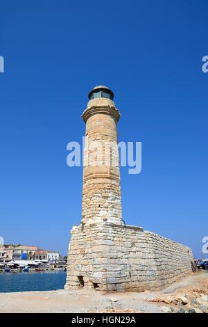 Vue sur le phare à l'entrée du port, Rethymno, Crète, Grèce, Europe. Banque D'Images