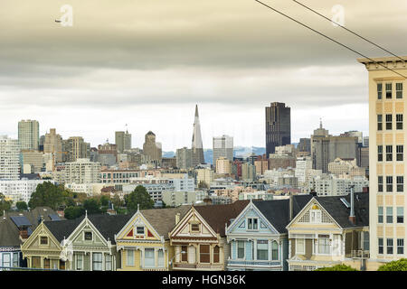 Maisons victoriennes, connu sous le nom de belles dames avec le centre-ville en arrière-plan, vue de l'Alamo Square à San Francisco, Californie Banque D'Images