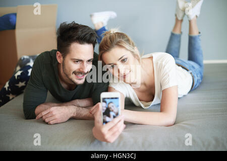 Couple taking photo dans leur nouvelle chambre Banque D'Images
