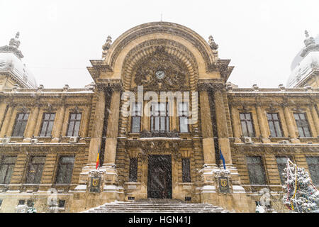 CEC Bank (Casa de Economii si Consemnatiuni) au cours de la tempête de neige dans le centre-ville de Bucarest. Banque D'Images