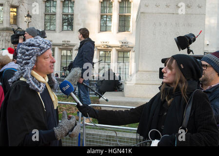 London, UK, 05/12/2016, la Cour suprême de Londres stunt comme juges commencent à délibérer. Manifestant interviewé par RAI TV. Banque D'Images