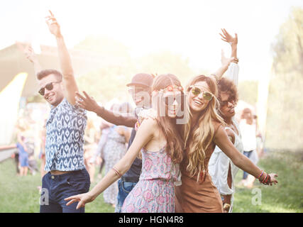 Foule enthousiaste le surf au festival de musique Banque D'Images