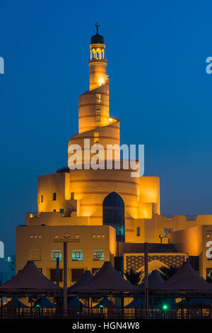 Bin Zaid Al Mahmoud Centre culturel islamique (connu aussi sous le nom de Fanar) avec sa mosquée en spirale, Doha, Qatar Banque D'Images