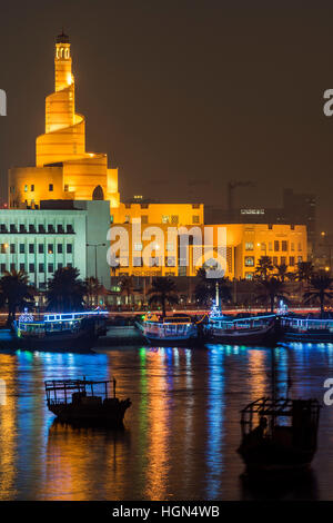 Bin Zaid Al Mahmoud Centre culturel islamique (connu aussi sous le nom de Fanar) avec sa mosquée en spirale, Doha, Qatar Banque D'Images