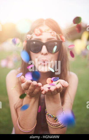 Confettis colorés a soufflé par girl Banque D'Images