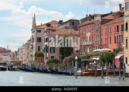 Palais historique dans le Grand Canal de Venise en Italie. Banque D'Images