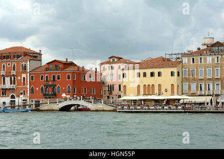 Palais historique dans le Grand Canal de Venise en Italie. Banque D'Images