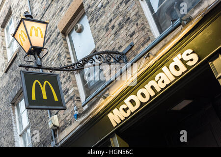 Un gros plan d'un restaurant McDonalds signer dans Rose Cescent Cambridge UK Banque D'Images