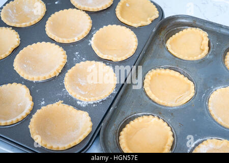 Accueil fait mince pie pastry cas dans un moule prêt à être rempli de viande hachée Banque D'Images