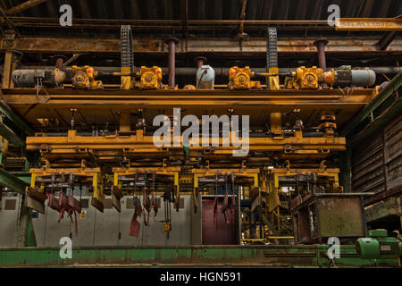 La fabrication de briques machines sur une ligne de production à l'intérieur de la maison de l'horloge fermé briqueteries, Capel, près de Dorking, Surrey, UK Banque D'Images