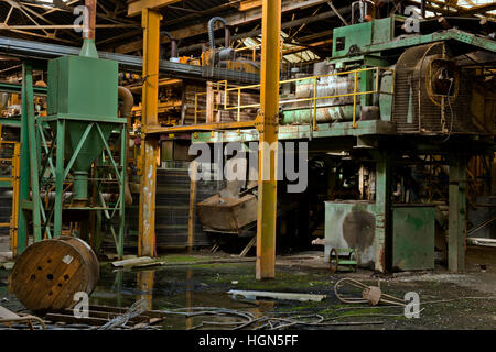 Les grandes machines de fabrication de briques restent encore à l'intérieur de réveil Chambre briqueteries, Capel, près de Dorking, Surrey, UK Banque D'Images