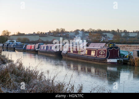 Bateaux sur le Canal Grand Union canal sur un matin glacial de décembre. Calcutt, Warwickshire, Angleterre Banque D'Images