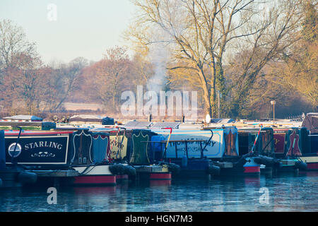 Bateaux de plaisance du canal de cropredy sur l'oxford canal sur un matin glacial de décembre. Cropredy, Oxfordshire, Angleterre Banque D'Images