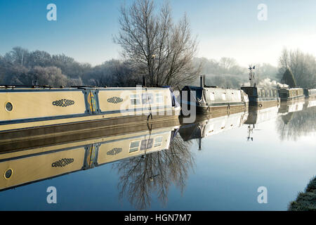 Des bateaux sur le canal sur un canal d'oxford décembre matin glacial. Aynho, Banbury, Oxfordshire, Angleterre Banque D'Images