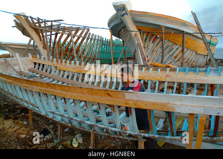 La Syrie l'île d'Arwad Carpenter Construction de leur voile Banque D'Images