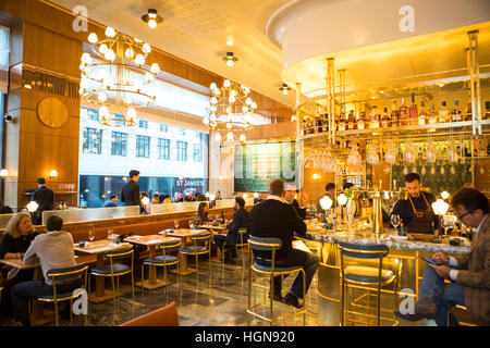 L'intérieur du restaurant de l'Aquavit dans le centre de Londres. L'un des nombreux restaurants qui sont dans la ville de Londres Banque D'Images