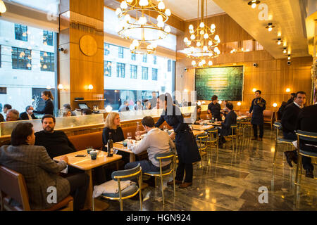 L'intérieur du restaurant de l'Aquavit dans le centre de Londres. L'un des nombreux restaurants qui sont dans la ville de Londres Banque D'Images