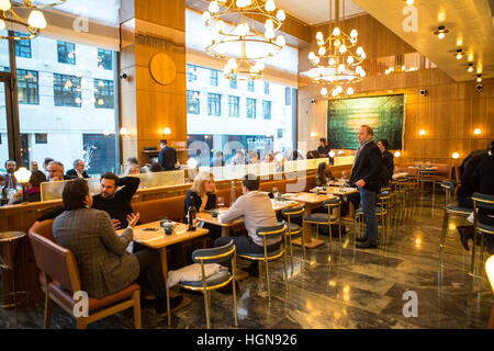 L'intérieur du restaurant de l'Aquavit dans le centre de Londres. L'un des nombreux restaurants qui sont dans la ville de Londres Banque D'Images