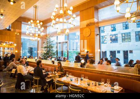 L'intérieur du restaurant de l'Aquavit dans le centre de Londres. L'un des nombreux restaurants qui sont dans la ville de Londres Banque D'Images